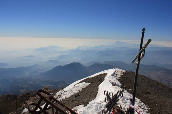 Cruz mara o alto do Pico Orizaba, a montanha mais alta do México (foto de Geraldo Ozorio)